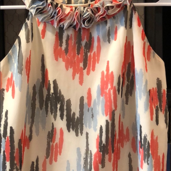 Sleeveless blouse w/ beautiful ruffled neckline - Picture 2 of 4